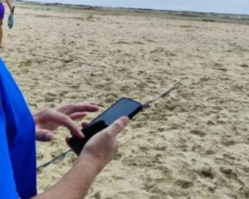 Com o aumento de visitantes nas praias, o conserto de celulares fatura mais