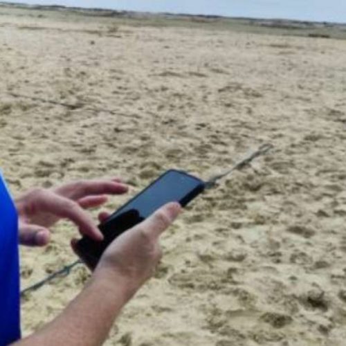 Com o aumento de visitantes nas praias, o conserto de celulares fatura mais