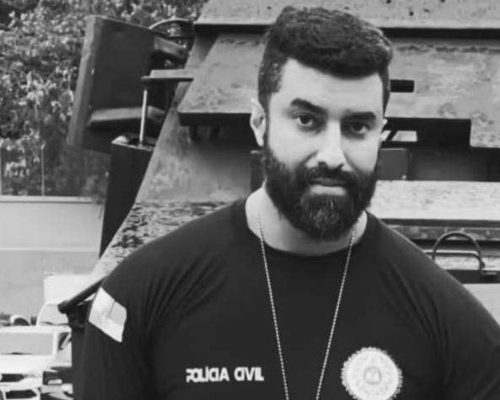 Policial premiado é morto diante da esposa; vídeo mostra o instante exato do crime (VEJA O VÍDEO)