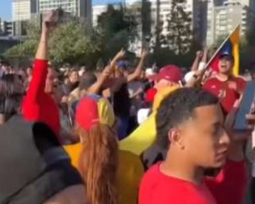 Venezuelanos saem às ruas para celebrar a queda de Maduro (Veja o vídeo)