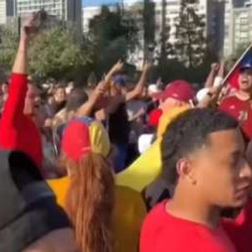 Venezuelanos saem às ruas para celebrar a queda de Maduro (Veja o vídeo)