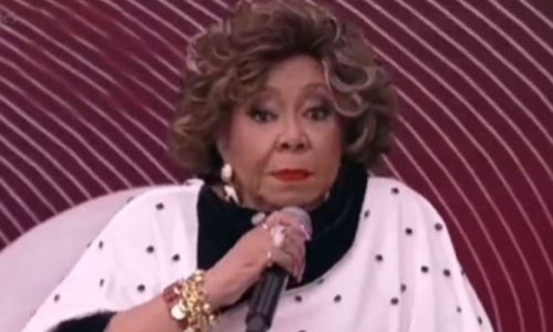 Cantora Alcione tem carro roubado por criminosos