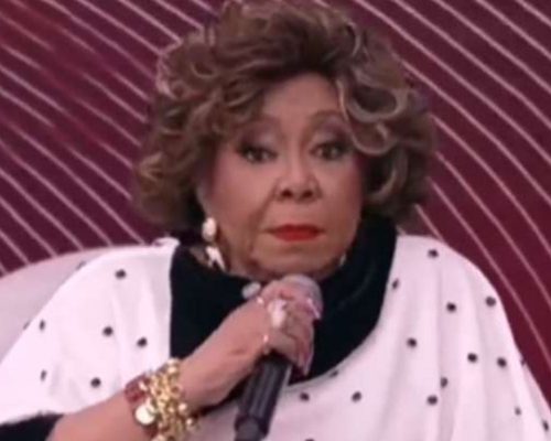 Cantora Alcione tem carro roubado por criminosos