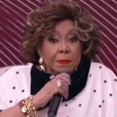 Cantora Alcione tem carro roubado por criminosos