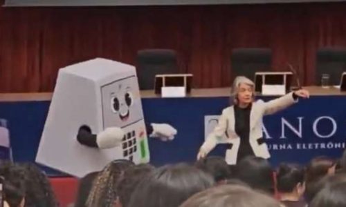 TSE lança mascote ‘Pilili’ para comemorar urna eletrônica e Nikolas Ferreira resume em uma palavra: ‘Bizarro’