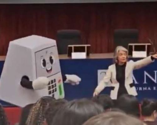 TSE lança mascote ‘Pilili’ para comemorar urna eletrônica e Nikolas Ferreira resume em uma palavra: ‘Bizarro’