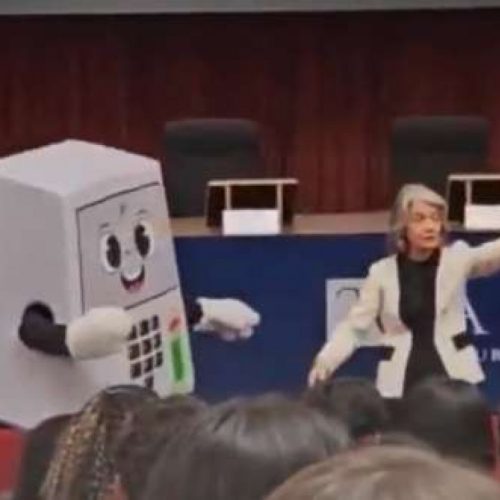 TSE lança mascote ‘Pilili’ para comemorar urna eletrônica e Nikolas Ferreira resume em uma palavra: ‘Bizarro’