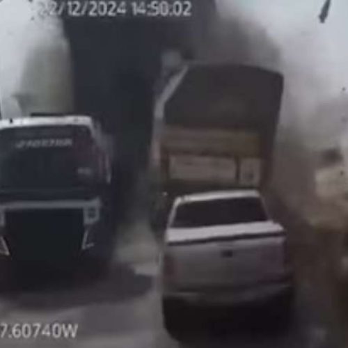 Ponte desaba, arremessa carros, motos e caminhões e cenas são chocantes (Veja o vídeo!)