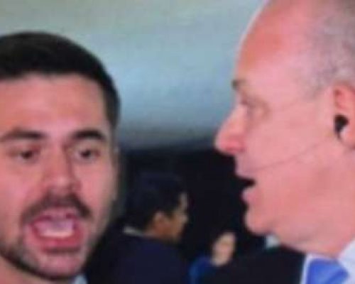 Assessor de Janones surta, invade entrevista ao vivo e é detido dentro da Câmara