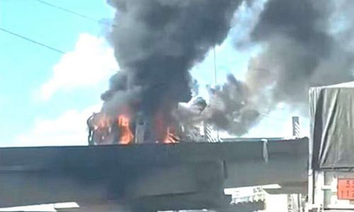 URGENTE: Cenas impactantes. Carreta tomba, pega fogo e motorista morre na entrada de POA (veja o vídeo)