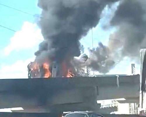 URGENTE: Cenas impactantes. Carreta tomba, pega fogo e motorista morre na entrada de POA (veja o vídeo)