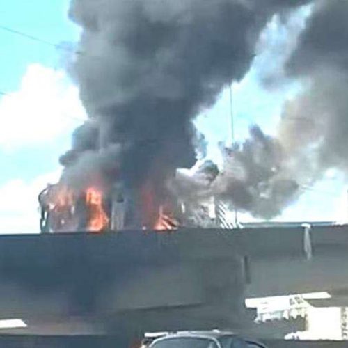URGENTE: Cenas impactantes. Carreta tomba, pega fogo e motorista morre na entrada de POA (veja o vídeo)