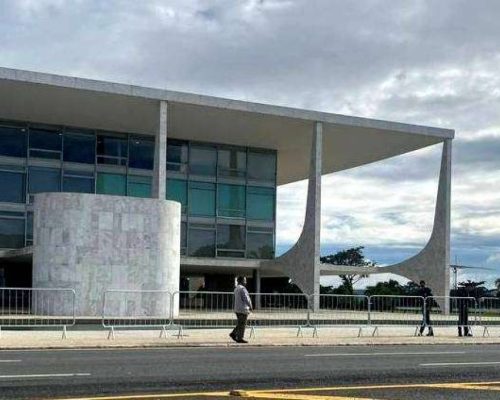 Lula ordena a instalação de grades ao Palácio do Planalto para a passeata de Nikolas Ferreira