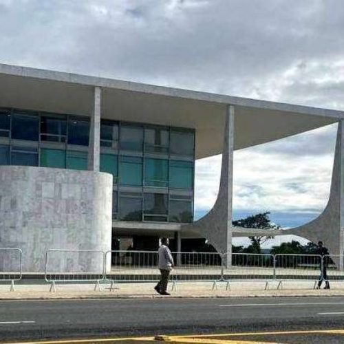 Lula ordena a instalação de grades ao Palácio do Planalto para a passeata de Nikolas Ferreira
