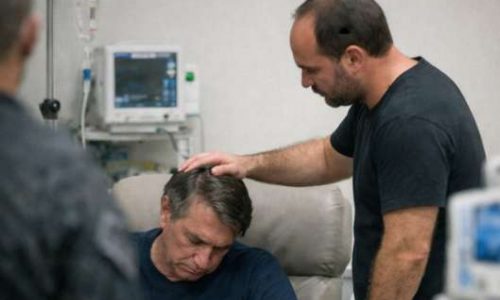 Carlos Bolsonaro relata estado fragilizado de Bolsonaro em hospital: “Apagado na cadeira, soluçando enquanto dormia”