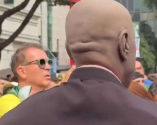 Usando fralda e tampa de privada, sósia de Moraes aparece na Avenida Paulista. Veja o vídeo!