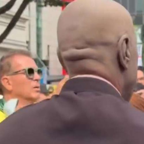 Usando fralda e tampa de privada, sósia de Moraes aparece na Avenida Paulista. Veja o vídeo!