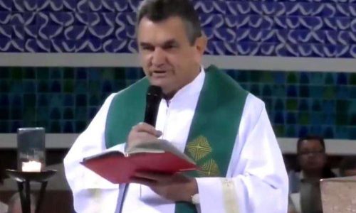 Padre “esquerdista” critica duramente parlamentar durante missa no Santuário de Aparecida (Veja o vídeo)