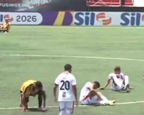 Partida de futebol é interrompida por calor extremo e gramado sintético quente (Veja o vídeo)