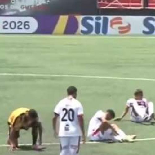 Partida de futebol é interrompida por calor extremo e gramado sintético quente (Veja o vídeo)