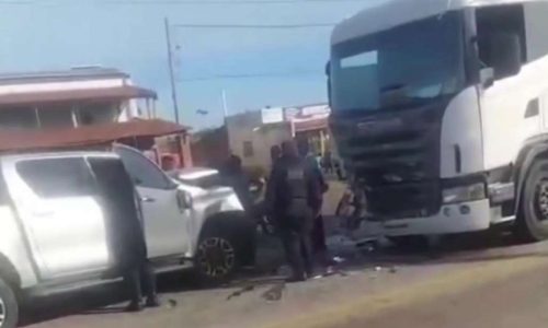 Mulher em surto faz manobras perigosas e bate de frente com caminhão na BR-226