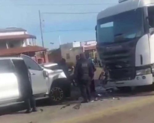 Mulher em surto faz manobras perigosas e bate de frente com caminhão na BR-226