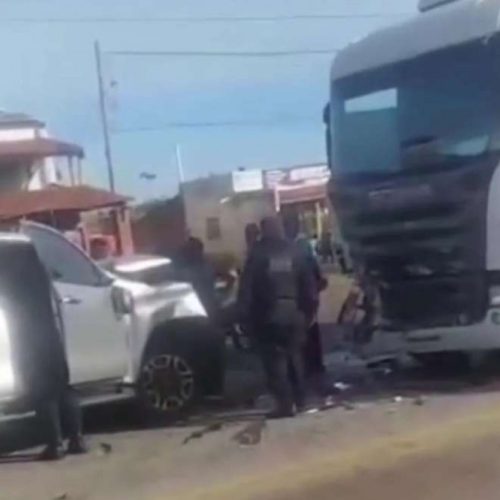 Mulher em surto faz manobras perigosas e bate de frente com caminhão na BR-226