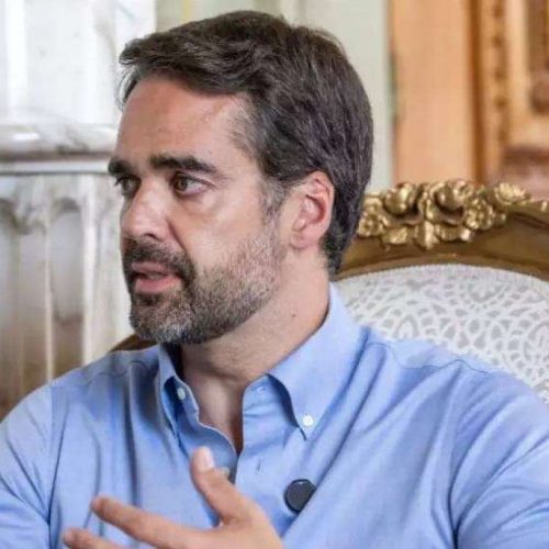 Eduardo Leite entrega carta a Caiado e apunhala dois de uma só vez
