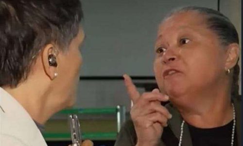 Mulher invade transmissão ao vivo de canal esquerdista e acusa repórter de divulgar fake news (veja o vídeo!)