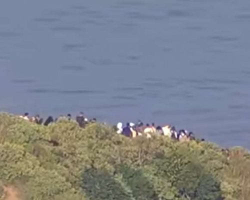 Operação contra líderes do Comando Vermelho termina em tiroteio e deixa turistas presos no topo de morro no Rio