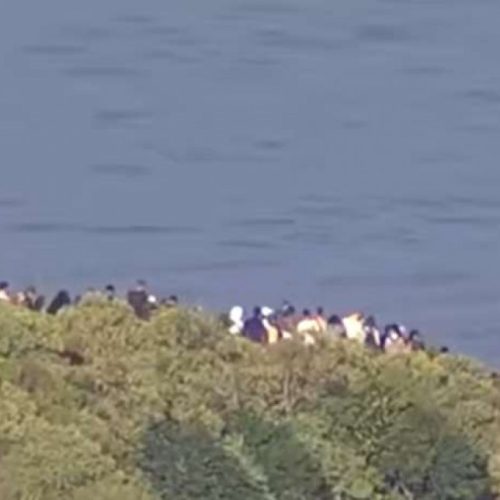 Operação contra líderes do Comando Vermelho termina em tiroteio e deixa turistas presos no topo de morro no Rio