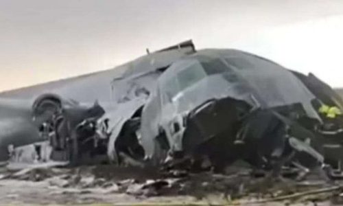 Avião militar cai na Bolívia com carregamento de dinheiro, deixa 20 mortos e provoca corrida por cédulas no local