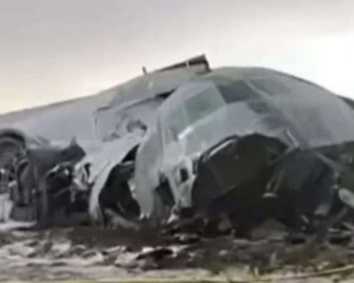 Avião militar cai na Bolívia com carregamento de dinheiro, deixa 20 mortos e provoca corrida por cédulas no local