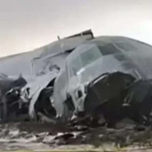 Avião militar cai na Bolívia com carregamento de dinheiro, deixa 20 mortos e provoca corrida por cédulas no local