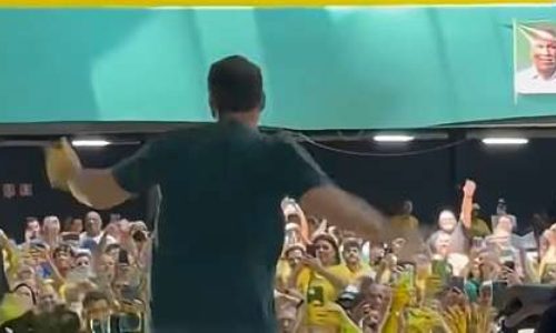 Campanha de Flávio Bolsonaro ganha força com camisetas oficiais de apoio à pré-candidatura