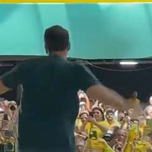 Campanha de Flávio Bolsonaro ganha força com camisetas oficiais de apoio à pré-candidatura