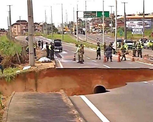 Ceará do PT: estrada cede, engole veículos e deixa um morto