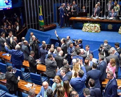 SENADOR PROPÕE FIM DO RECESSO PARA INVESTIGAR O BANCO MASTER