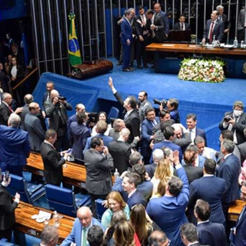 SENADOR PROPÕE FIM DO RECESSO PARA INVESTIGAR O BANCO MASTER