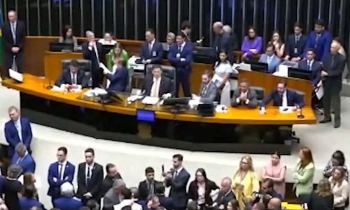 Confusão no Congresso: parlamentar expõe suposta traição de Talíria Petrone durante sessão; Alcolumbre corta microfones