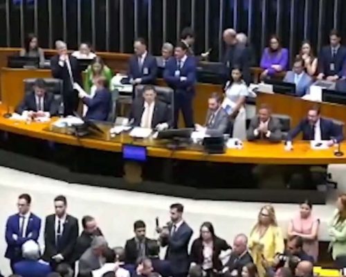 Confusão no Congresso: parlamentar expõe suposta traição de Talíria Petrone durante sessão; Alcolumbre corta microfones