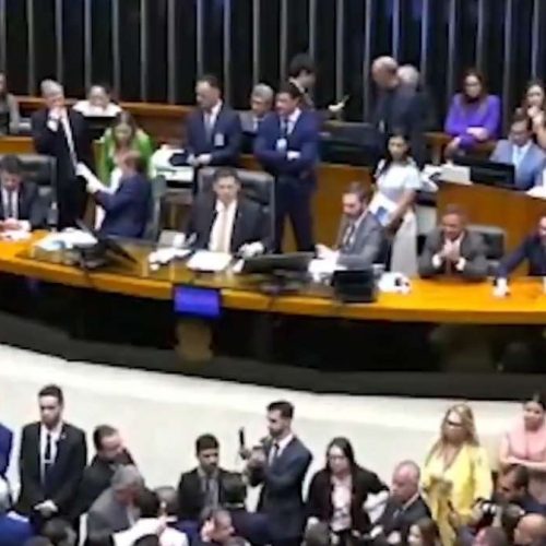 Confusão no Congresso: parlamentar expõe suposta traição de Talíria Petrone durante sessão; Alcolumbre corta microfones