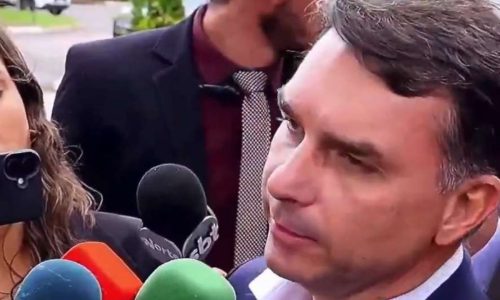 “Quem tinha que estar aqui não era eu, mas Deus me deu essa missão”, afirma Flávio Bolsonaro