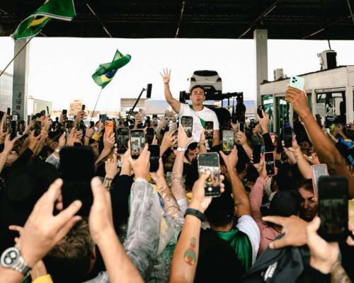 Atriz da Globo promove caravana para Brasília e elogia Nikolas Ferreira