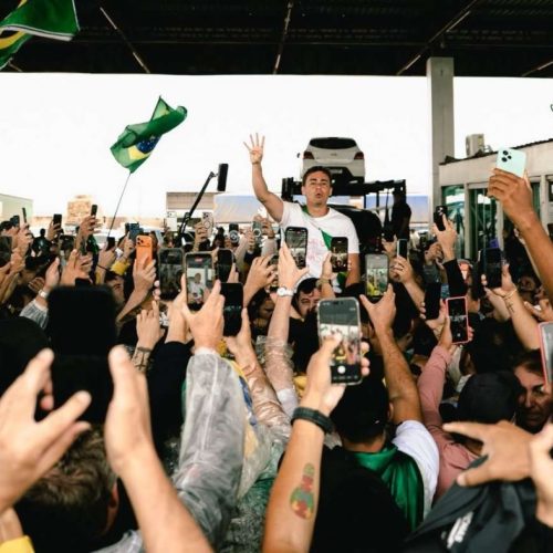 Atriz da Globo promove caravana para Brasília e elogia Nikolas Ferreira