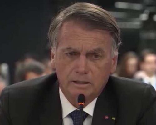 Bolsonaro chega de ambulância a hospital em Brasília após passar mal durante a madrugada
