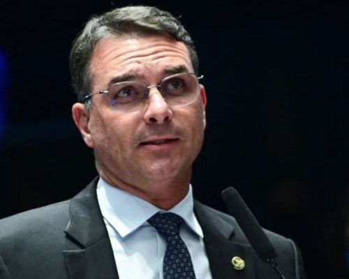 Flávio Bolsonaro rebate acusação de “fake news” do Metrópoles sobre viagem a Israel