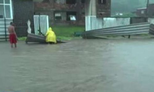 Chuva intensa causa destruição em pelo menos seis cidades e novo alerta é emitido para o fim de semana