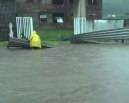 Chuva intensa causa destruição em pelo menos seis cidades e novo alerta é emitido para o fim de semana