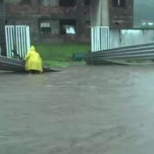 Chuva intensa causa destruição em pelo menos seis cidades e novo alerta é emitido para o fim de semana